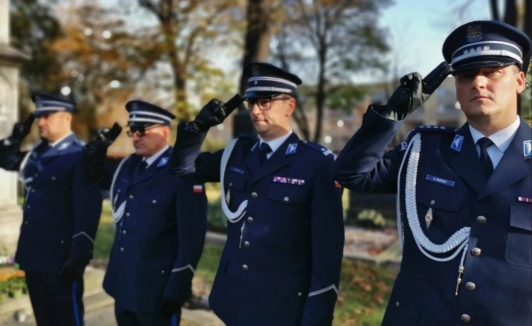 Komendanci garnizonu mikołowskiego oddali hołd poległym funkcjonariuszom