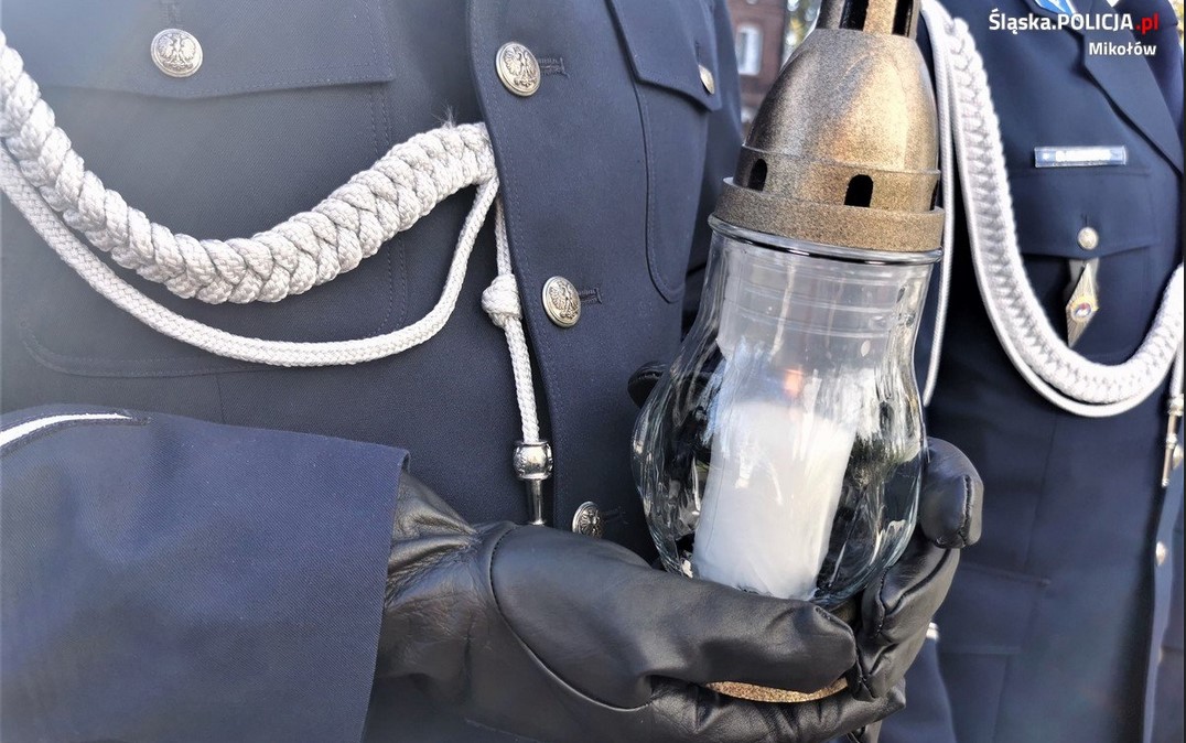 Komendanci garnizonu mikołowskiego oddali hołd poległym funkcjonariuszom