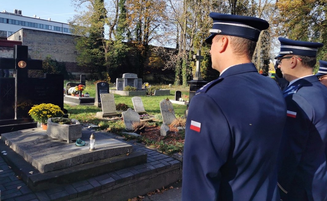 Komendanci garnizonu mikołowskiego oddali hołd poległym funkcjonariuszom