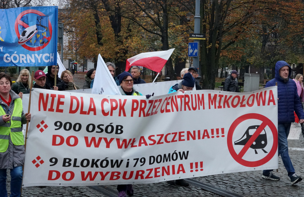[ZDJĘCIA] „Nie dla bandyckich wywłaszczeń!”. Przeciwnicy CPK/KDP protestowali w Katowicach