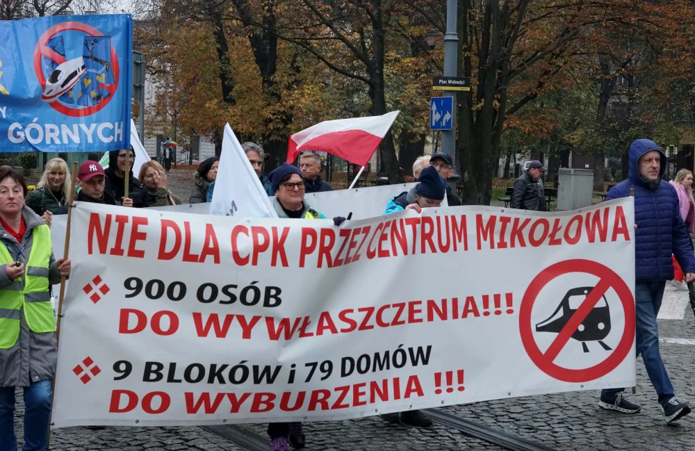 [ZDJĘCIA] „Nie dla bandyckich wywłaszczeń!”. Przeciwnicy CPK/KDP protestowali w Katowicach