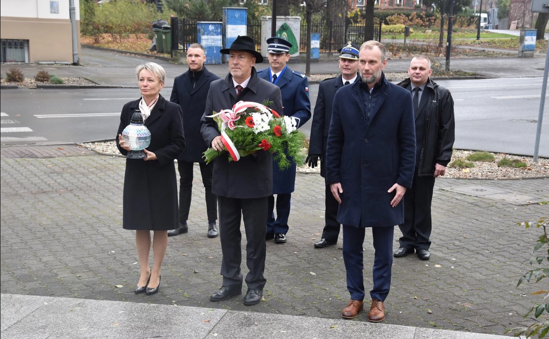 [FOTO] Władze Powiatu Mikołowskiego oddały hołd w miejscach pamięci narodowej
