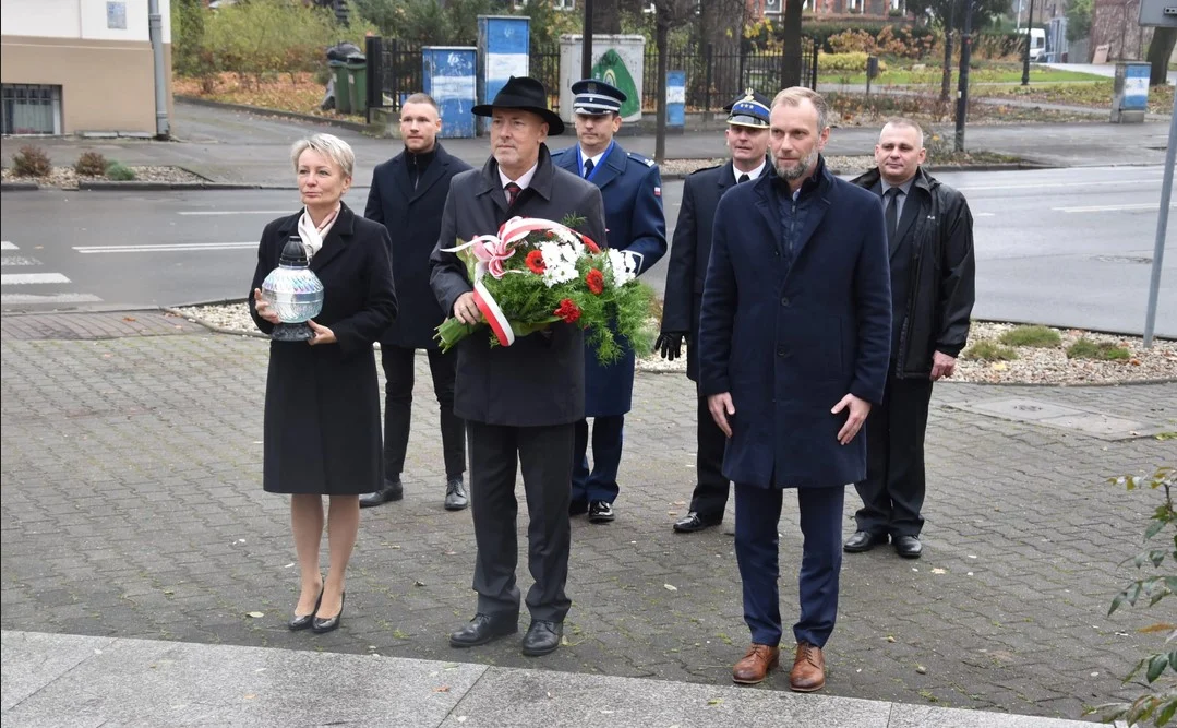 [FOTO] Władze Powiatu Mikołowskiego oddały hołd w miejscach pamięci narodowej