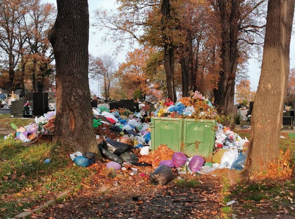 Cmentarz parafialny przy bazylice zalany śmieciami
