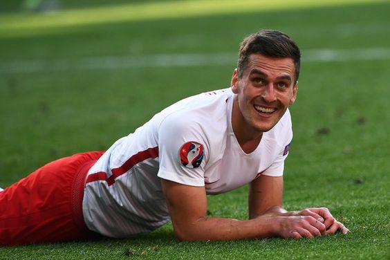 Milik czy Świderski – kto jest lepszym partnerem dla Lewandowskiego?