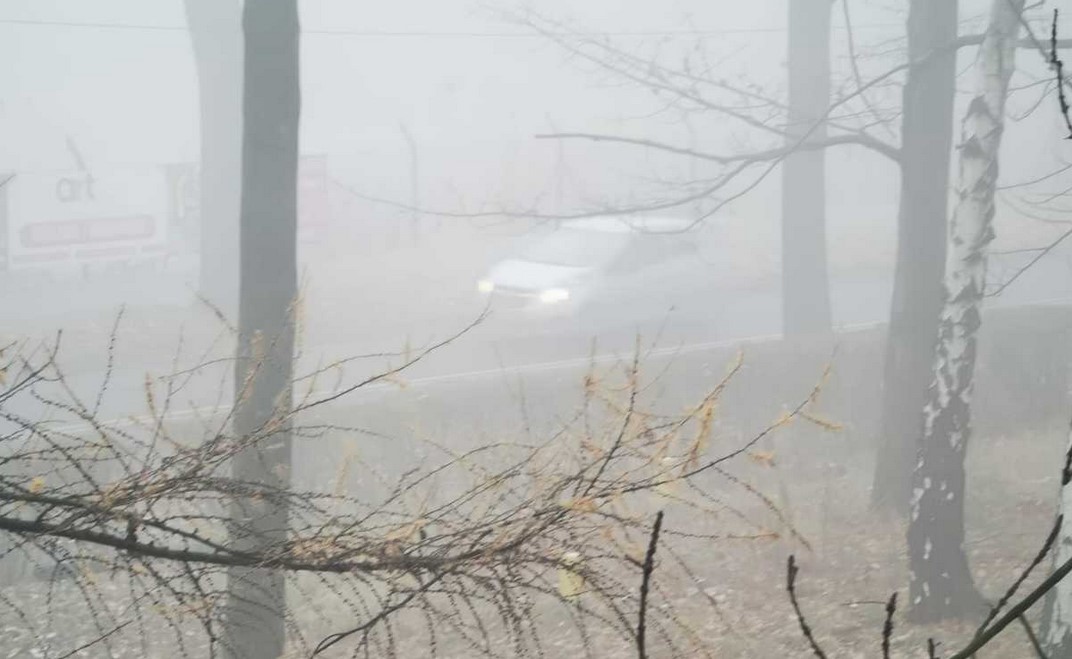 Gęsta mgła na drogach powiatu mikołowskiego. Policja apeluje o zachowanie czujności