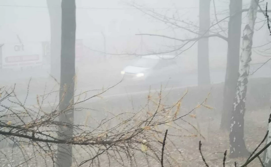 Gęsta mgła na drogach powiatu mikołowskiego. Policja apeluje o zachowanie czujności