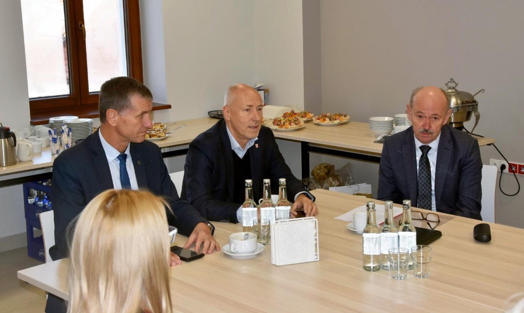 Władze gmin i powiatu rozmawiały o dramatycznej sytuacji szpitala i pomocy dla Ukrainy