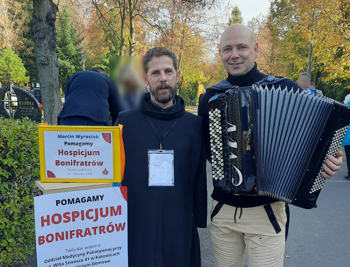 Kwesta Bonifratrów na cmentarzach. Odwiedzając groby wsparli katowickie hospicjum