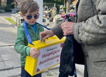 Kwesta Bonifratrów na cmentarzach. Odwiedzając groby wsparli katowickie hospicjum