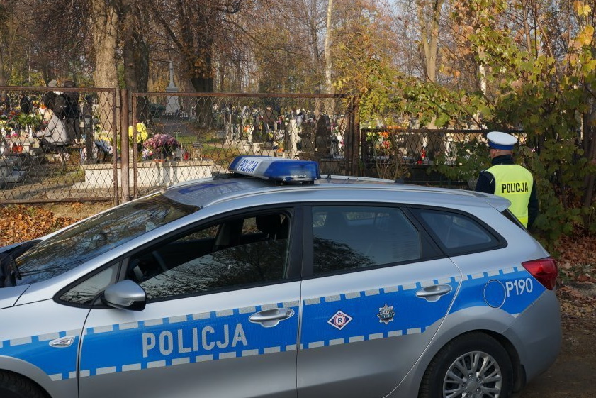 Zachowaj ostrożność na cmentarzu i nie daj się okraść