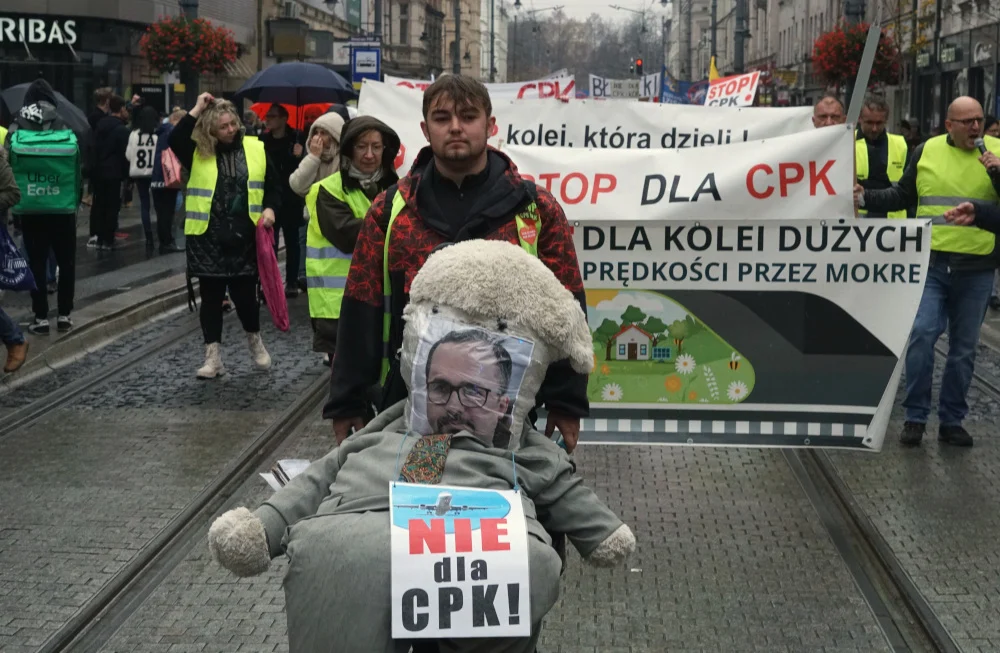 [ZDJĘCIA] „Nie dla bandyckich wywłaszczeń!”. Przeciwnicy CPK/KDP protestowali w Katowicach
