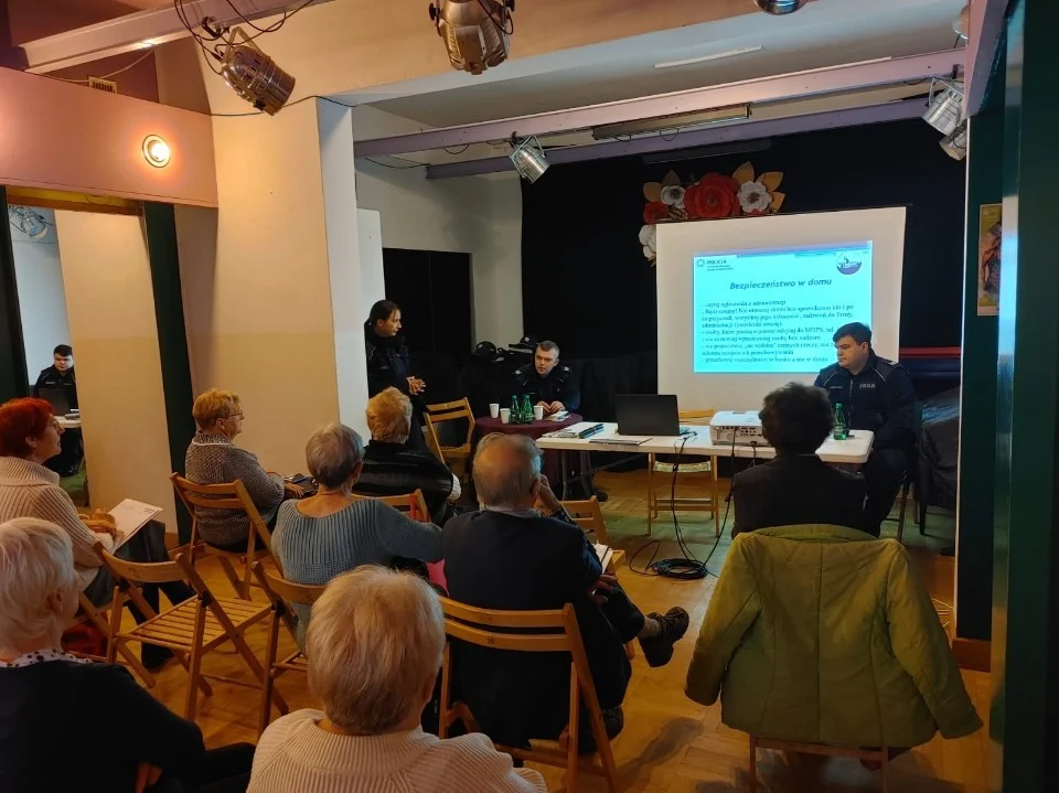 Dzielnicowi rozmawiali z seniorami o bezpieczeństwie