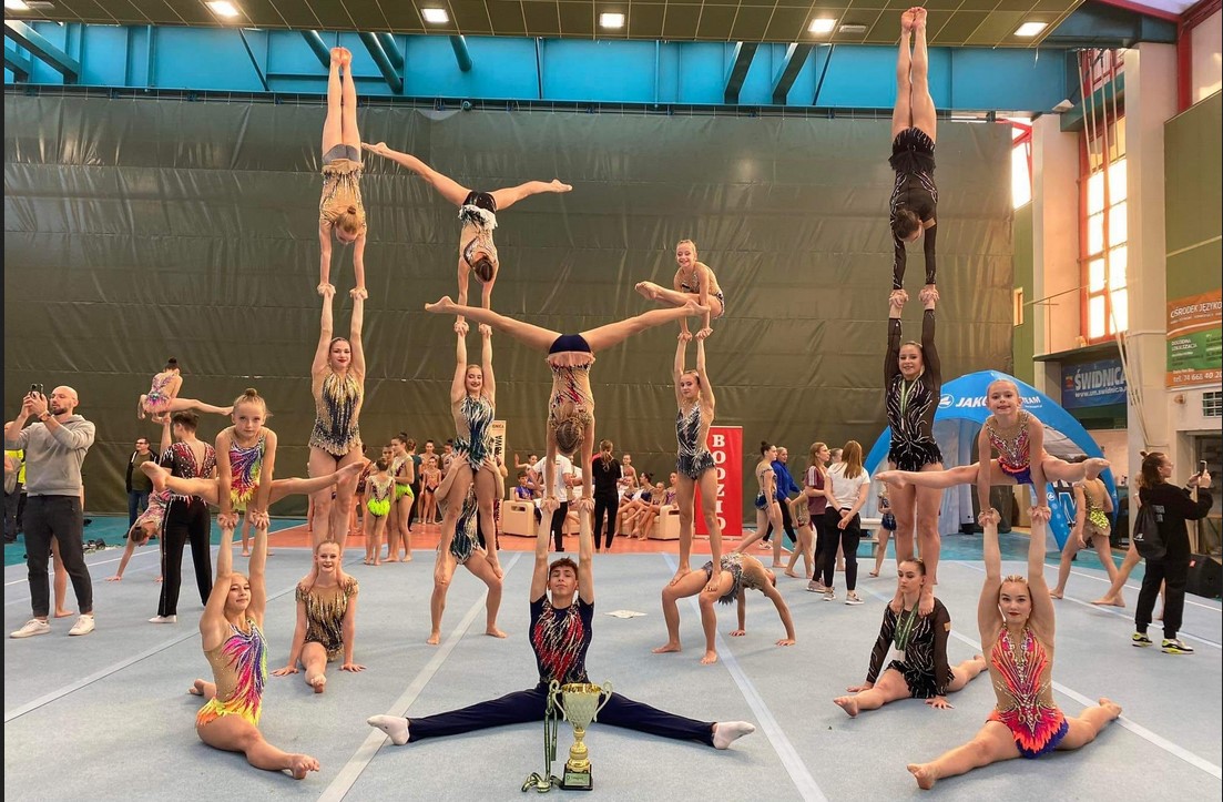 Wielki sukces DOSiR Sokolnia. Akrobaci przywieźli 7 medali z międzynarodowego turnieju