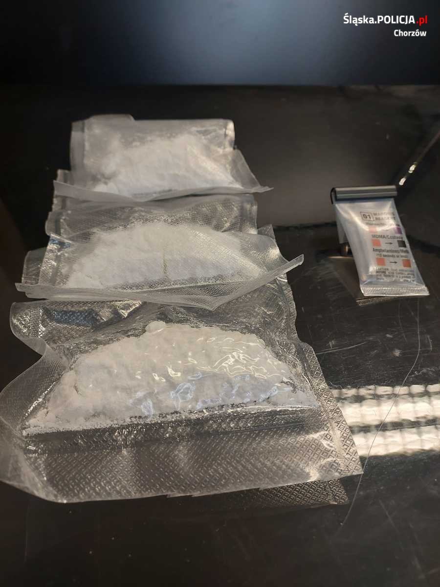 Chorzowscy policjanci zatrzymali 3 osoby posiadające duże ilości narkotyków