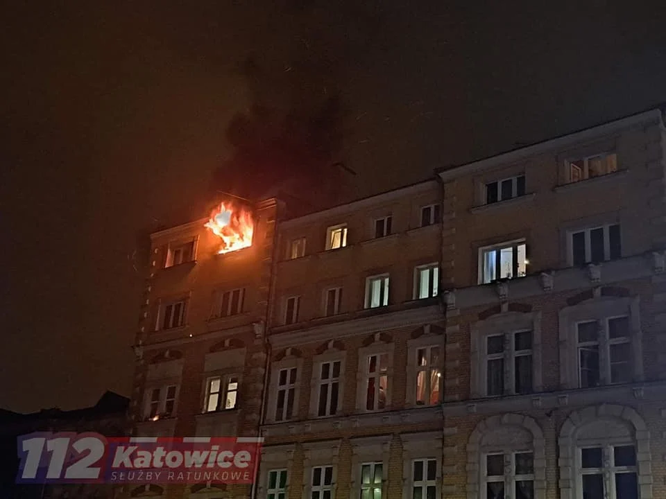 Groźny pożar mieszkania przy ul. Powstańców! Trwa sprawdzanie instalacji w budynku