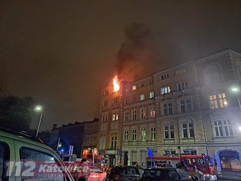 Groźny pożar mieszkania przy ul. Powstańców! Trwa sprawdzanie instalacji w budynku