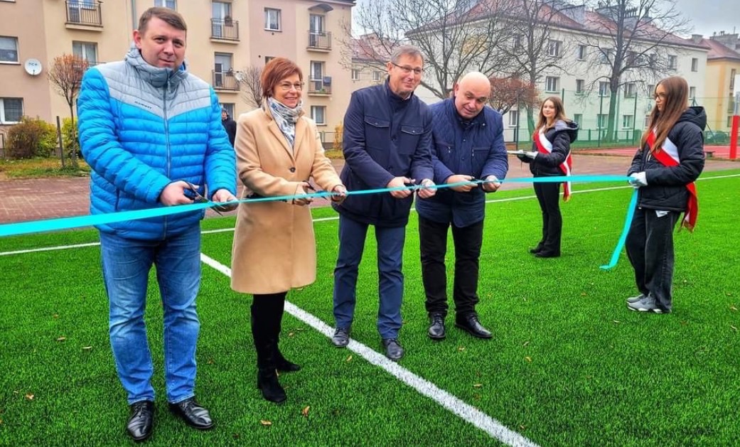 Boisko SP nr 12 jak nowe. Uczniowie będą grać na profesjonalnej murawie z atestem FIFA
