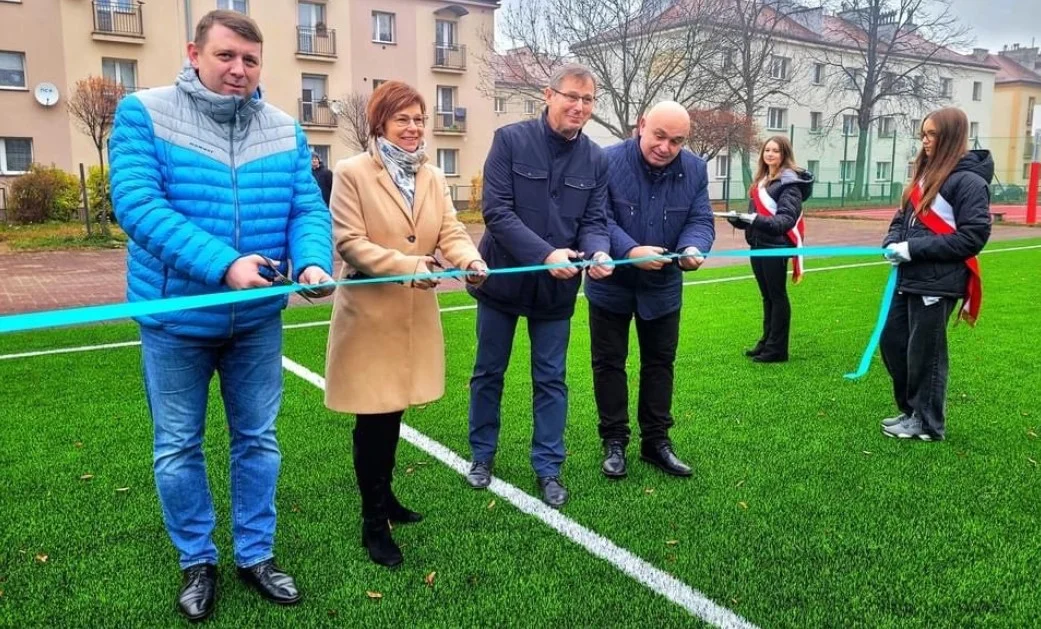 Boisko SP nr 12 jak nowe. Uczniowie będą grać na profesjonalnej murawie z atestem FIFA