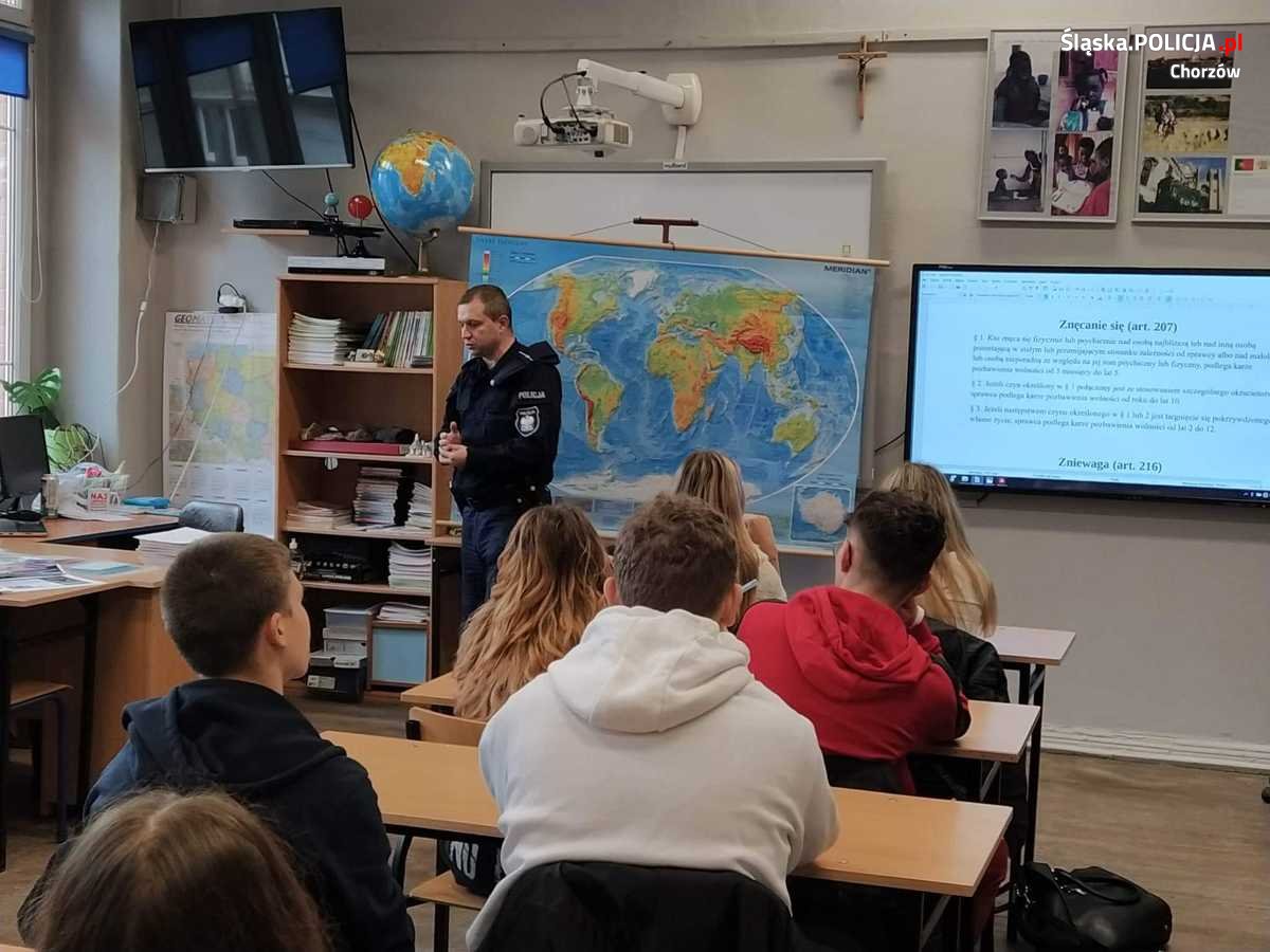 Chorzowscy policjanci prowadzili zajęcia profilaktyczne w chorzowskiej budowlance