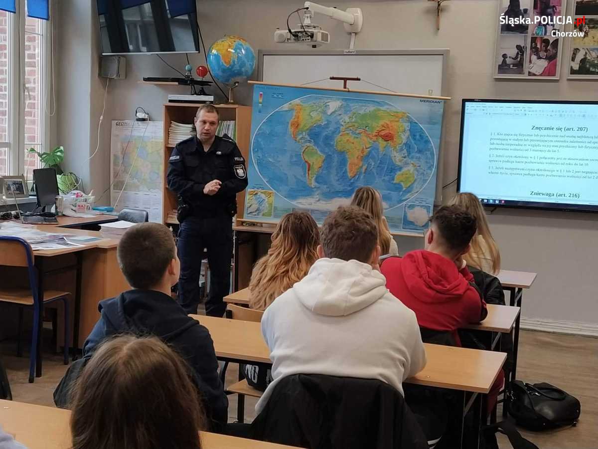 Chorzowscy policjanci prowadzili zajęcia profilaktyczne w chorzowskiej budowlance