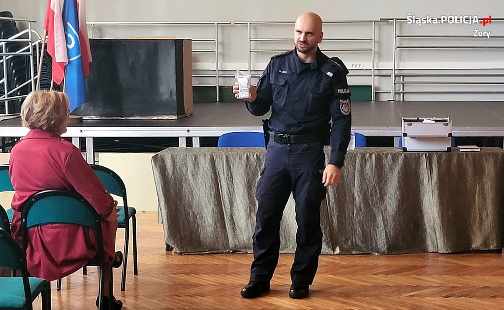 Policjant rozmawiał z nauczycielami ZS nr 2 o zagrożeniach związanych z narkotykami