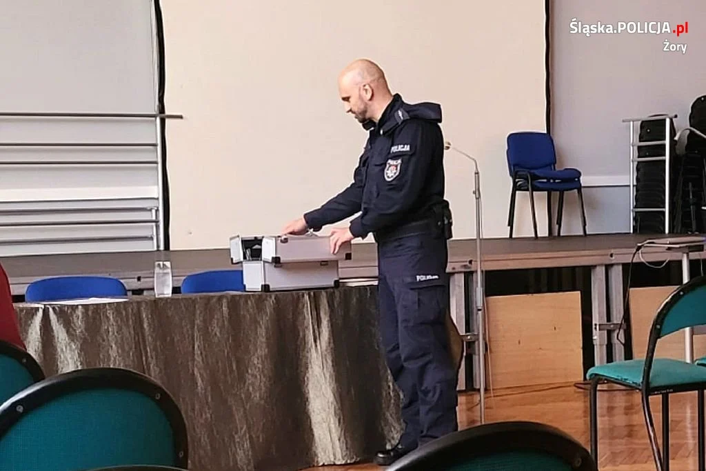 Policjant rozmawiał z nauczycielami ZS nr 2 o zagrożeniach związanych z narkotykami