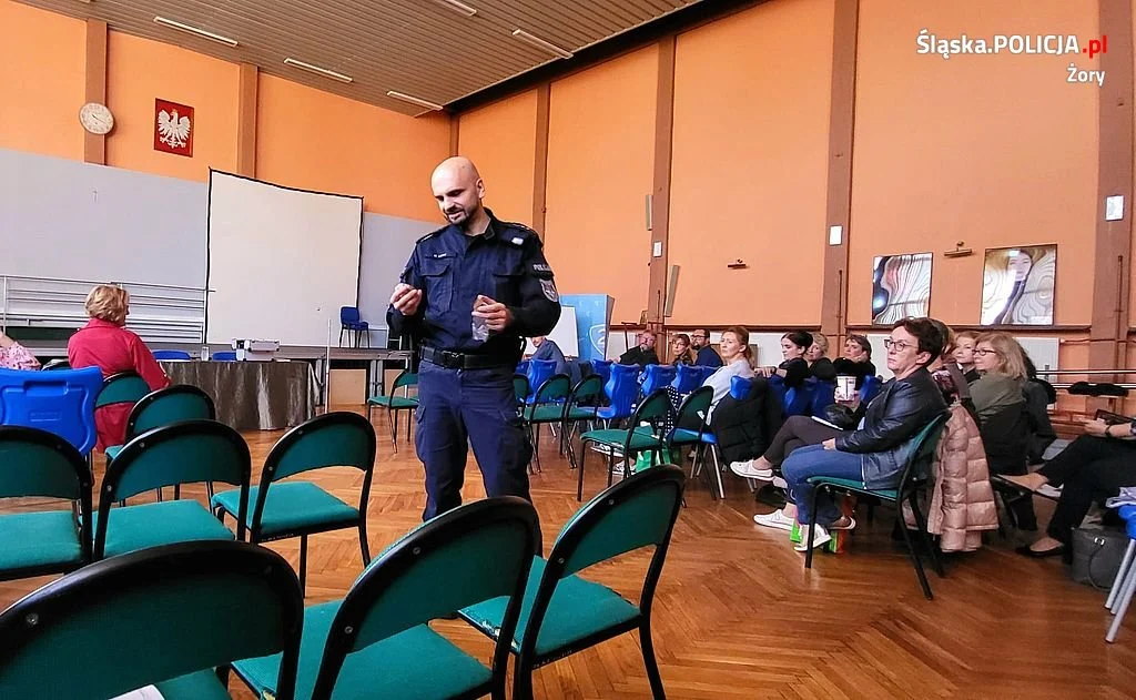 Policjant rozmawiał z nauczycielami ZS nr 2 o zagrożeniach związanych z narkotykami