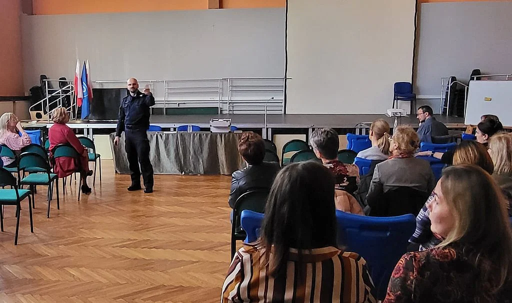 Policjant rozmawiał z nauczycielami ZS nr 2 o zagrożeniach związanych z narkotykami