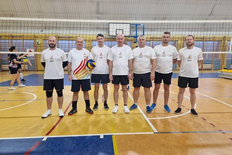 Samorządowcy z Żor zagrali w turnieju siatkówki / fot. UM Żory 2