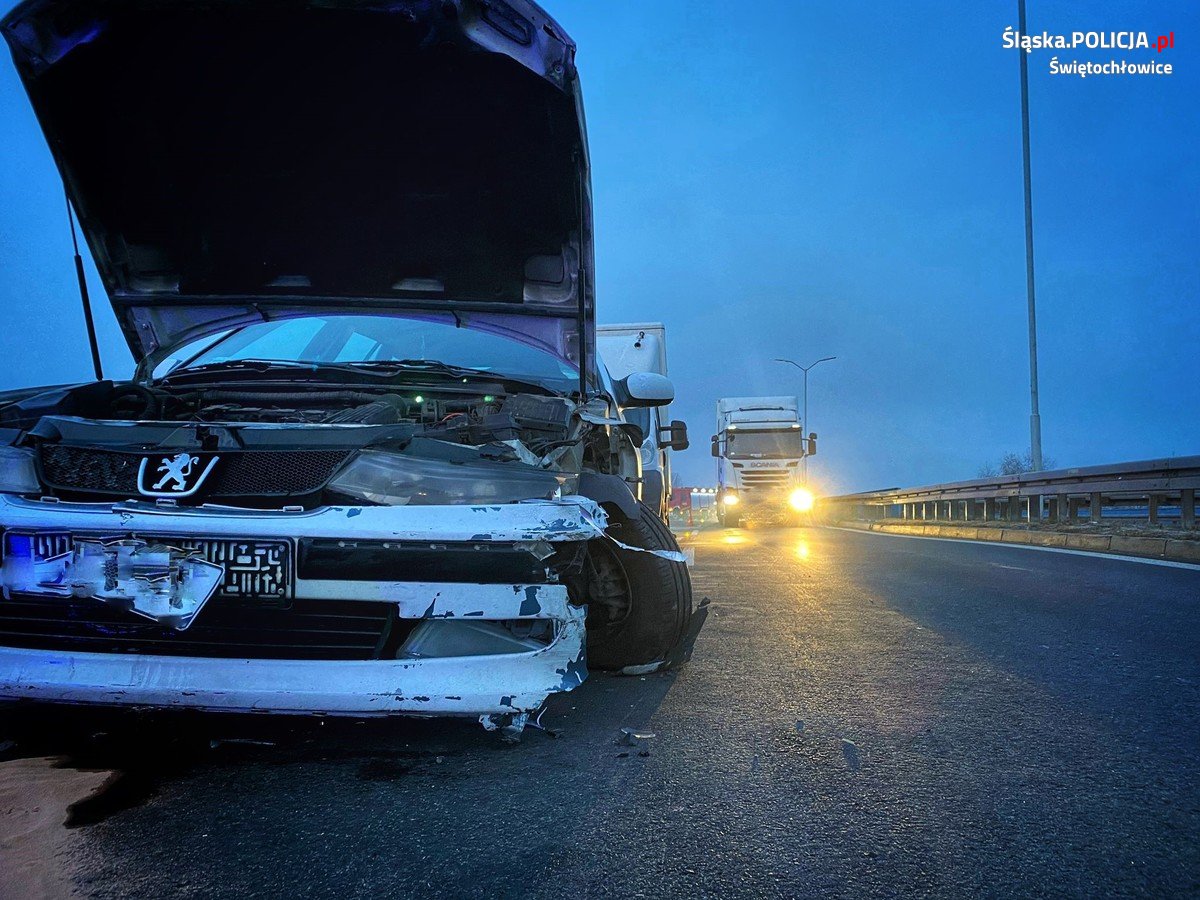 Mając czynny zakaz prowadzenia pojazdów spowodował kolizję z trzema samochodami