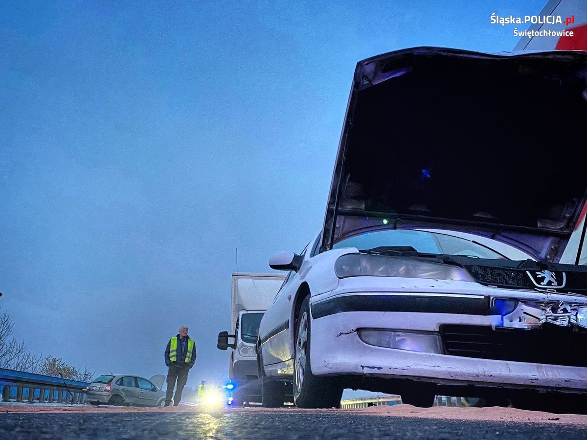 Mając czynny zakaz prowadzenia pojazdów spowodował kolizję z trzema samochodami