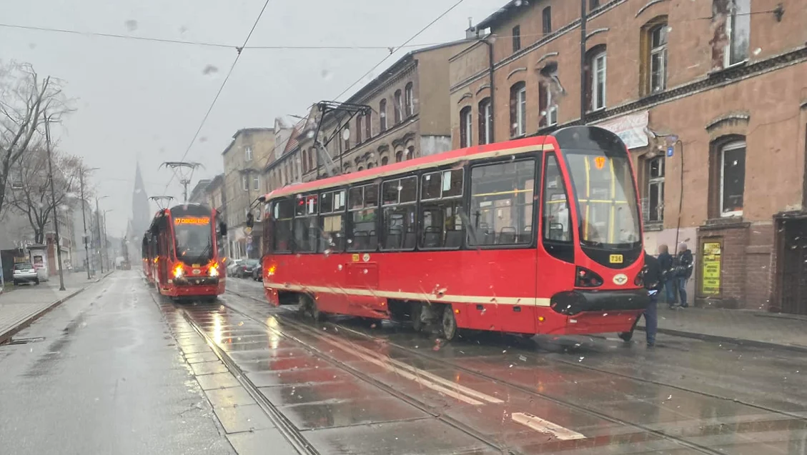 Wykolejenie tramwaju na ul. Katowickiej. Występowały utrudnienia