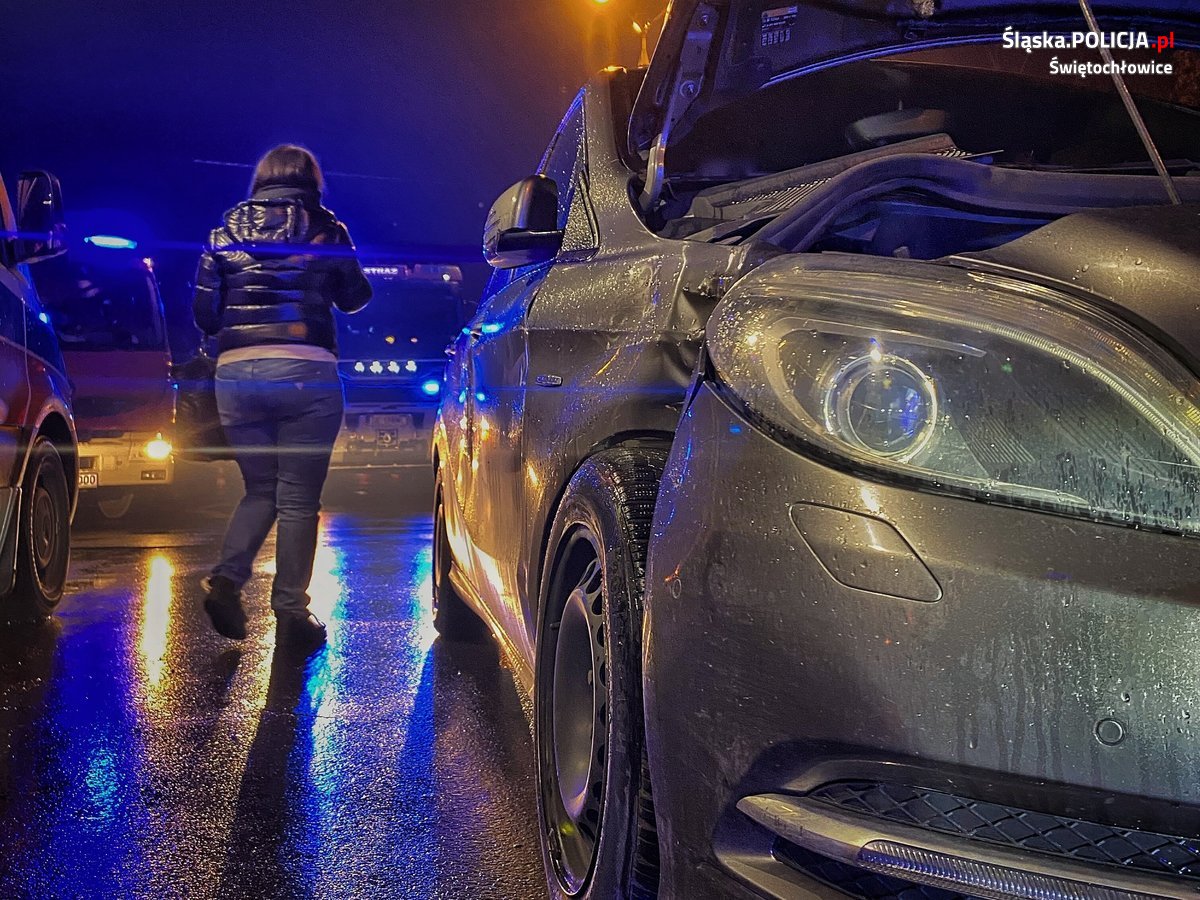 Kolizja na torowisku. Kierująca mercedesem wjechała bezpośrednio przed pojazd szynowy