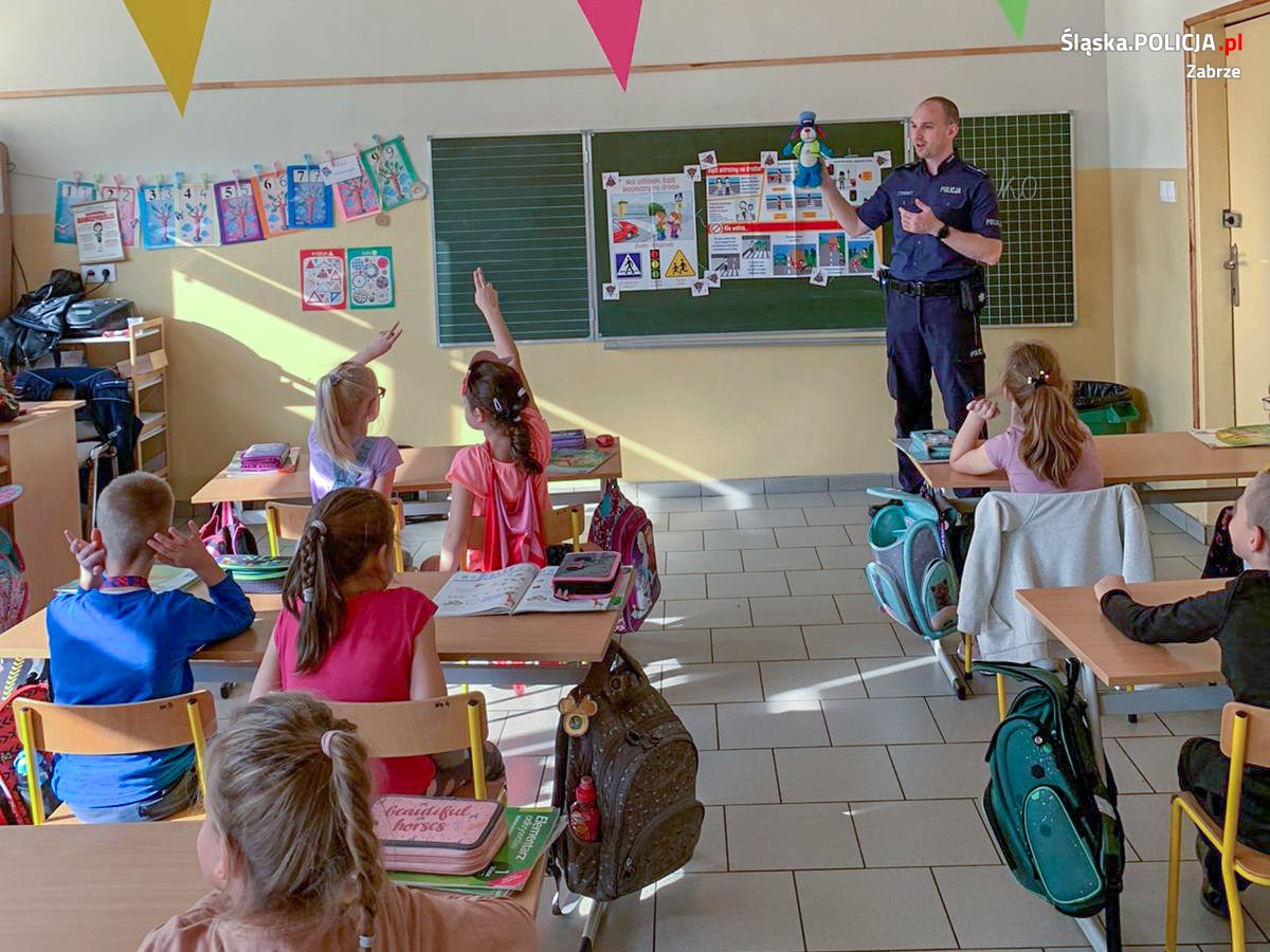 Policjant spotkał się z uczniami Szkoły Podstawowej nr 29