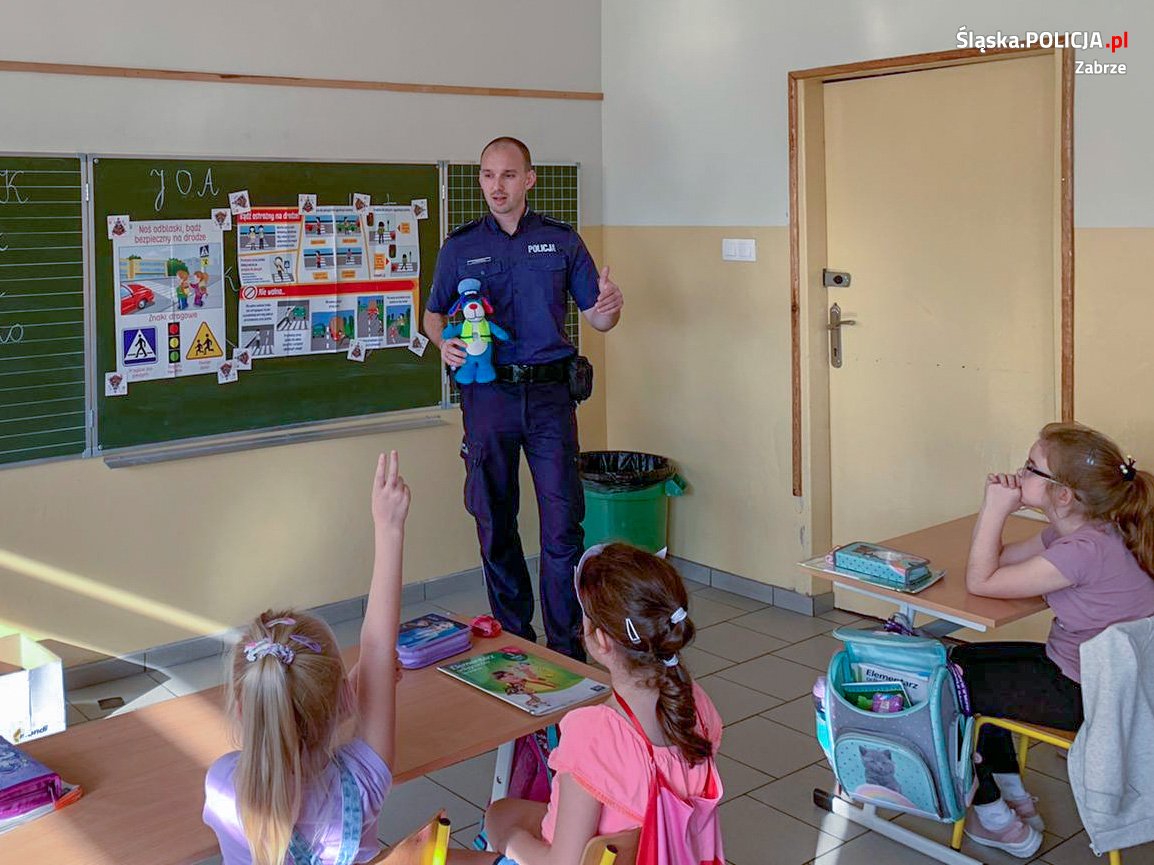 Policjant spotkał się z uczniami Szkoły Podstawowej nr 29