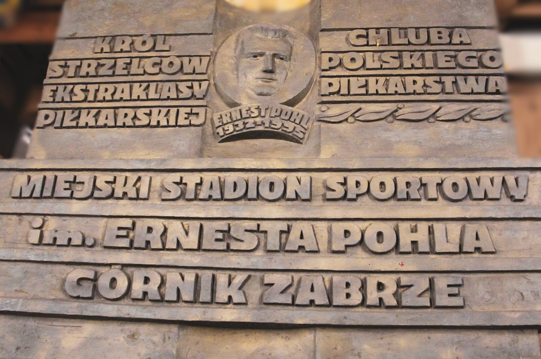Historyczna tablica z wizerunkiem Ernesta Pohla zawiśnie na czwartej trybunie