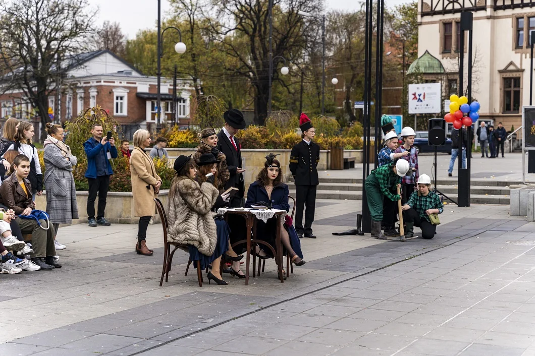 Uczniowie zorganizowali happening z okazji 100-lecia miasta [ZDJĘCIA]