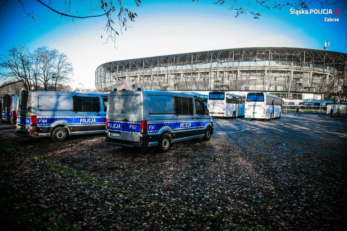 Policjanci zabezpieczali wyjazd kibiców
