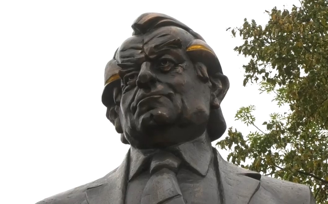 Pomnik Zbigniewa Religi dobry, ale niezrozumiany? Wiceprezydent Zabrza o rzeźbie profesora