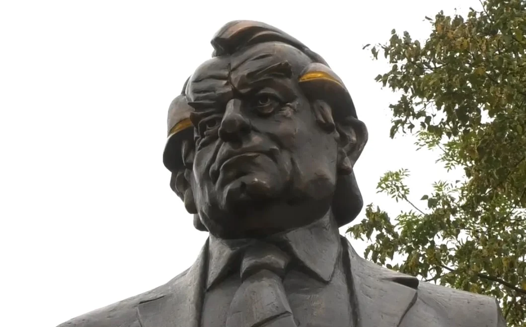 Pomnik Zbigniewa Religi dobry, ale niezrozumiany? Wiceprezydent Zabrza o rzeźbie profesora