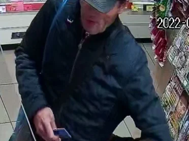 Publikujemy wizerunek mężczyzny, który posługiwał się przywłaszczoną kartą bankomatową