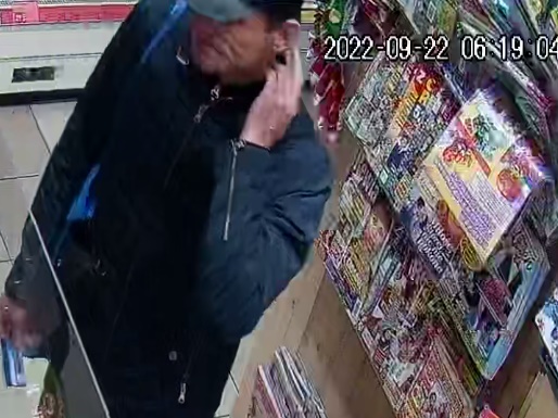 Publikujemy wizerunek mężczyzny, który posługiwał się przywłaszczoną kartą bankomatową