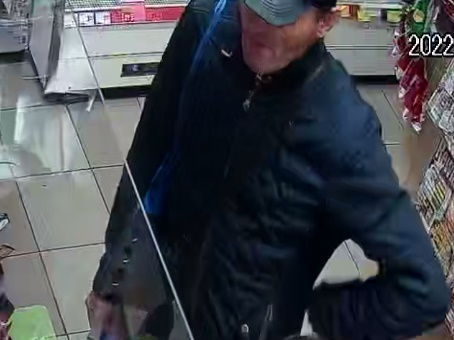 Publikujemy wizerunek mężczyzny, który posługiwał się przywłaszczoną kartą bankomatową