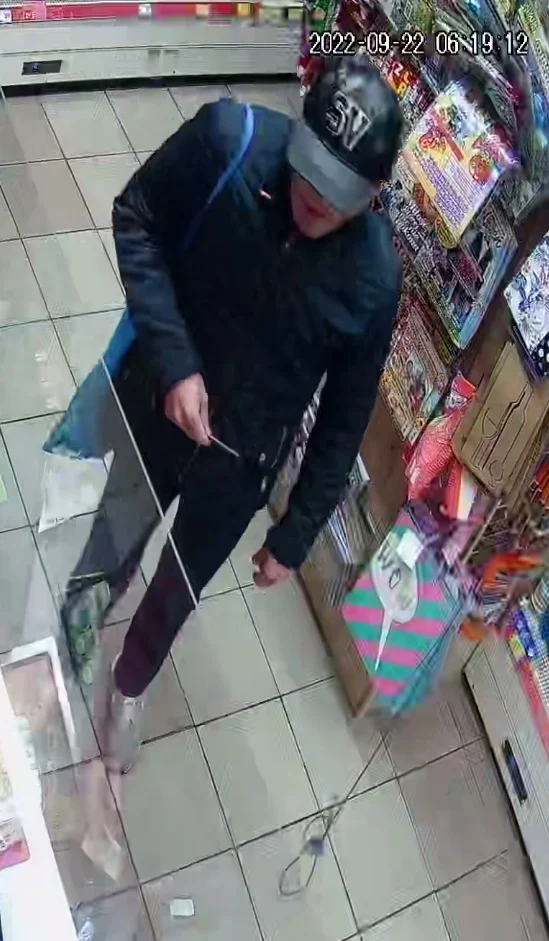Publikujemy wizerunek mężczyzny, który posługiwał się przywłaszczoną kartą bankomatową
