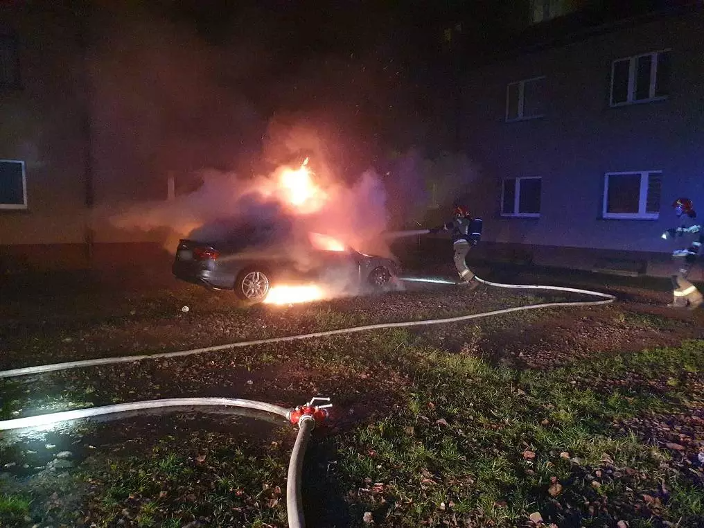 W Rokitnicy podpalono 24 samochody. Policjanci poszukują świadków i nagrań monitoringu