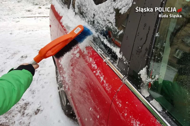 Kierowco, odśnieżaj samochód! Kara może wynieść nawet 3000 złotych!