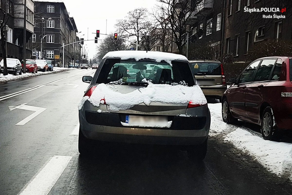 Kierowco, odśnieżaj samochód! Kara może wynieść nawet 3000 złotych!