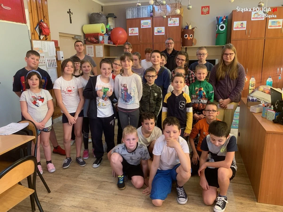 Policjant odwiedził uczniów Szkoły Podstawowej nr 35