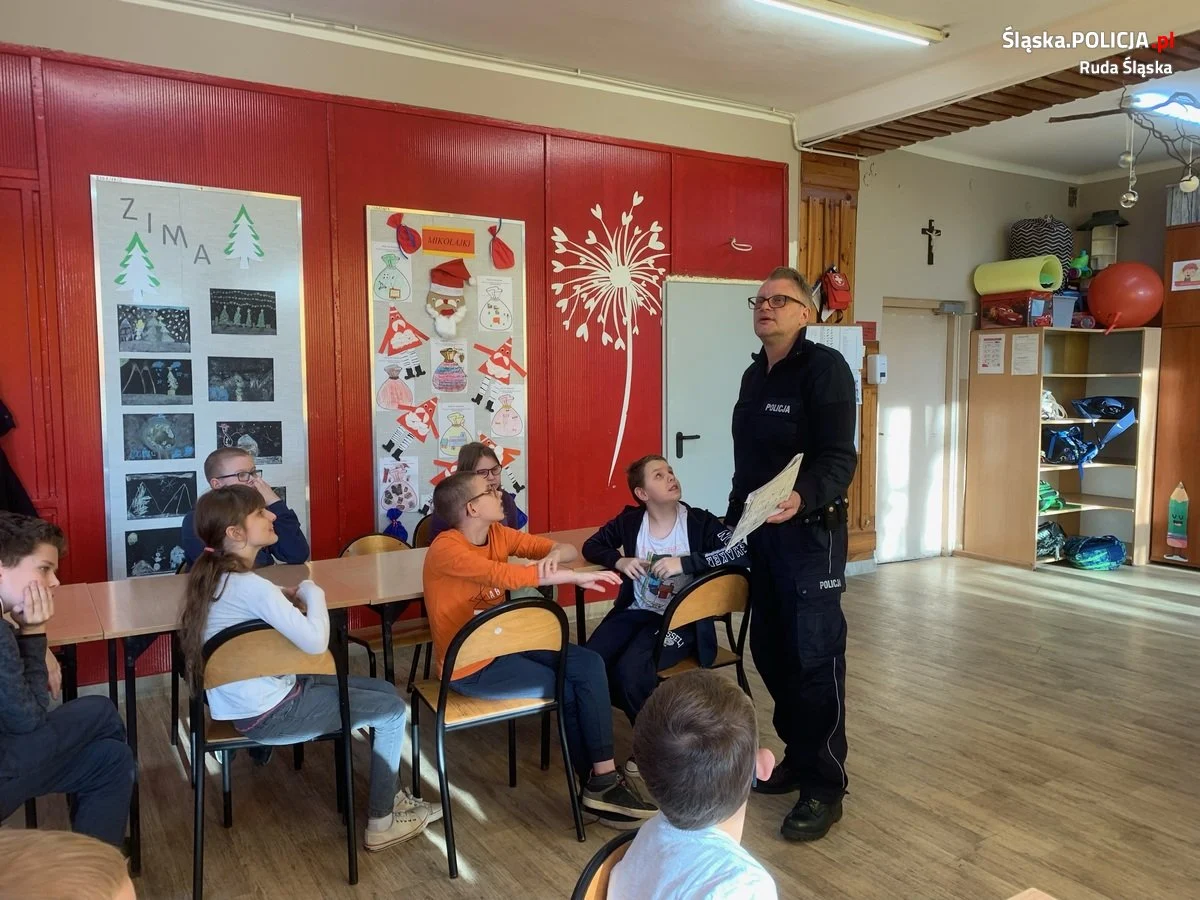 Policjant odwiedził uczniów Szkoły Podstawowej nr 35